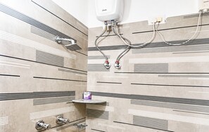 Phòng 3 Deluxe | Phòng tắm | Buồng tắm vòi sen, đồ dùng nhà tắm miễn phí, khăn tắm, xà phòng 
