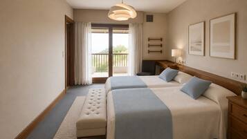 Habitación de hotel con dos camas, un banco, un escritorio, una silla, un balcón y una lámpara colgante.