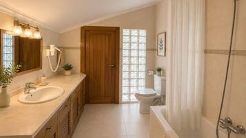 Habitación individual superior, no fumadores, balcón (ROOM 10) | Baño | Bañera, secador de pelo, toallas y jabón