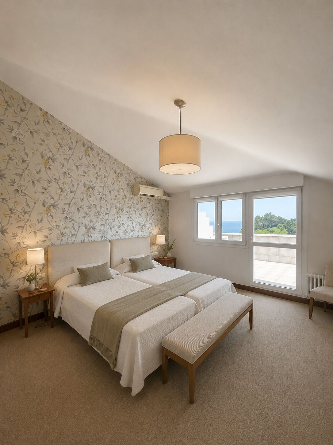 Quarto com uma cama grande, duas mesas de cabeceira, um banco, luminária pendente e vista pela janela.