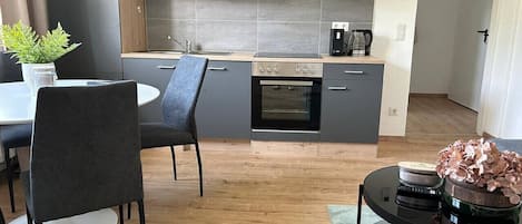 Réfrigérateur, four à micro-ondes, un four, surface de cuisson