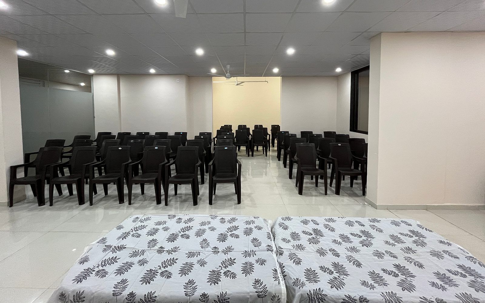 Uma sala de conferências com fileiras de cadeiras e um palco.