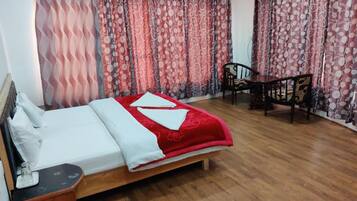 Deluxe Room | Rollaway beds, bed sheets