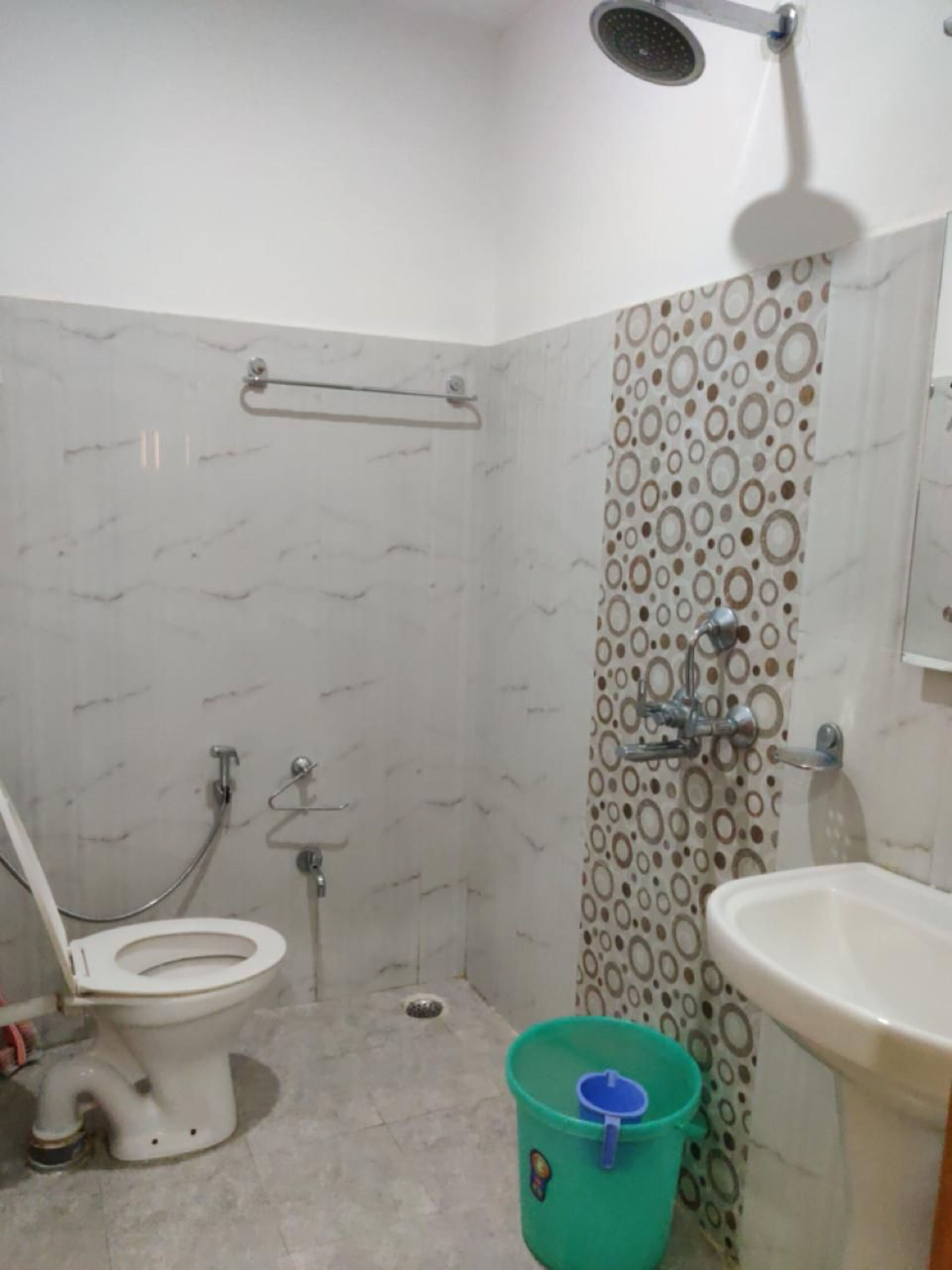 Ducha, artículos de tocador gratuitos, toallas, jabón