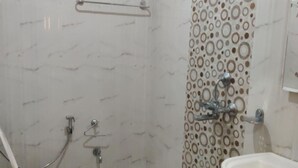 Un baño con inodoro, ducha y lavamanos.