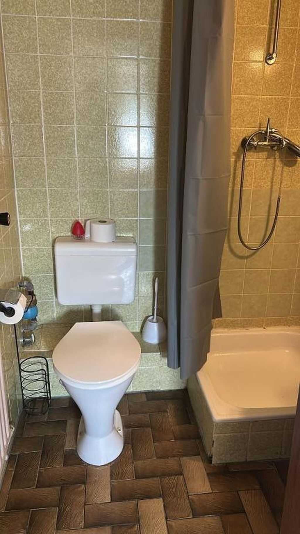 Shower, jetted bath, bidet, towels