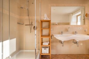 Dusche, Haartrockner, Handtücher