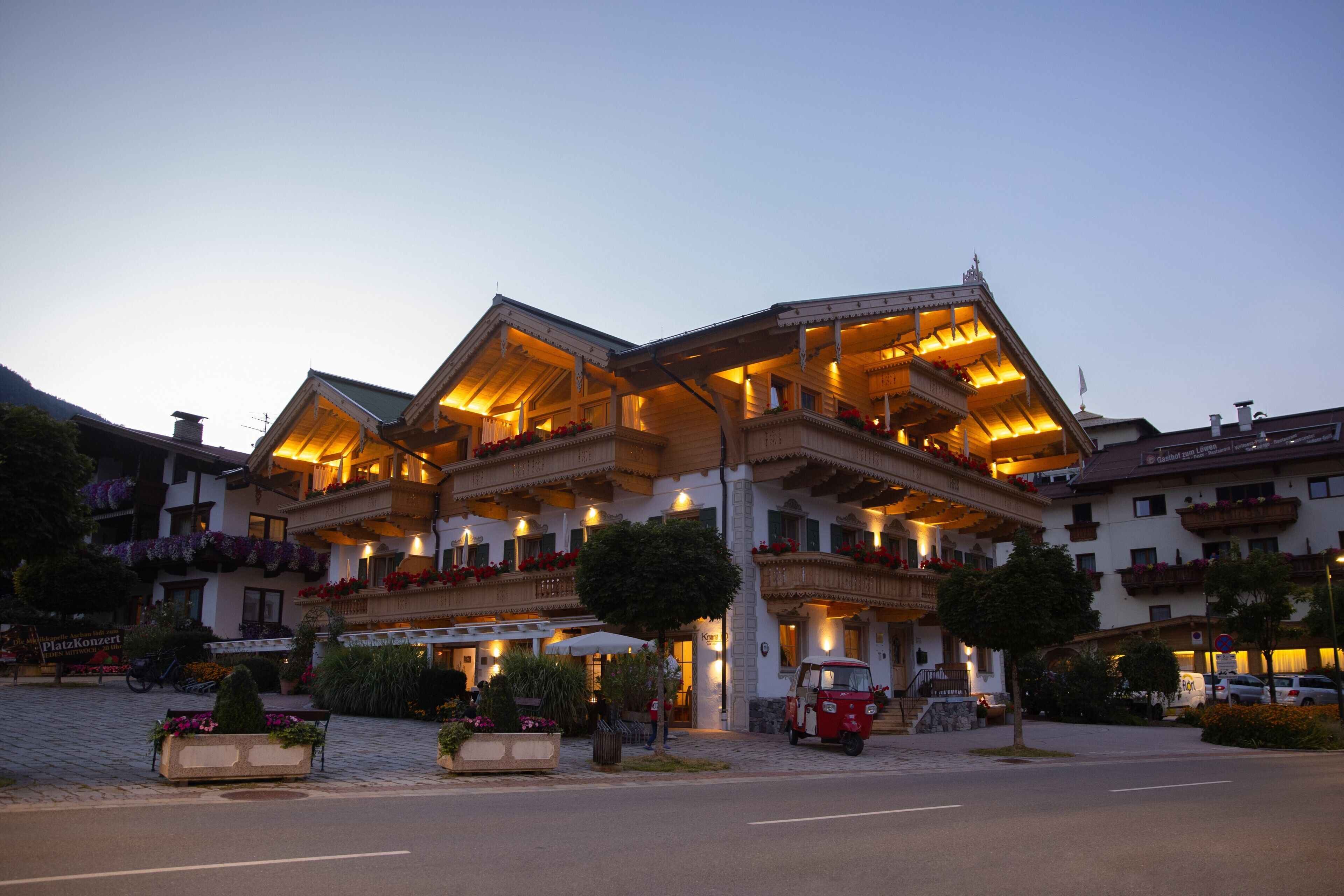 Ein mehrstöckiges Hotel mit Balkonen, einem überdachten Eingang und Außenbereich.