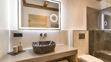 Dusche, Haartrockner, Handtücher