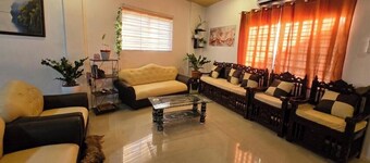 Cozy 3-BR house. 15 pax.  Fast WIFI. Near Iloilo airport.  Pet friendly