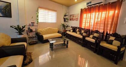 Cozy 3-BR house. 15 pax. Fast WIFI. Near Iloilo airport. Pet friendly