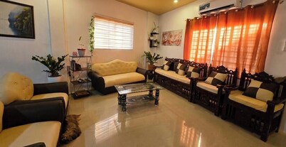 Cozy 3-BR house. 15 pax. Fast WIFI. Near Iloilo airport. Pet friendly