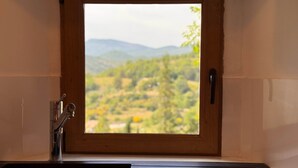 Ein Badezimmer mit Fenster, Waschbecken und Tür.