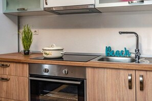 Fridge, oven, stovetop, coffee/tea maker