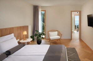 Tabla de planchar con plancha, wifi, ropa de cama