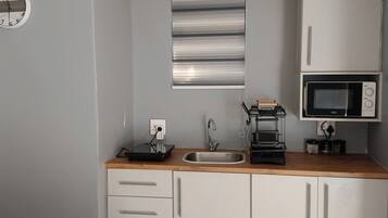 Geladeira, micro-ondas, cooktop, torradeira
