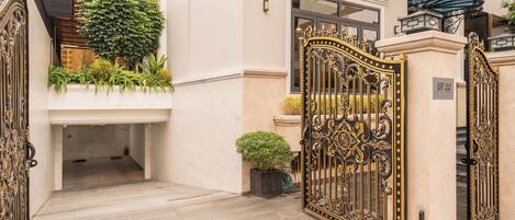 Villa luxueuse, vue sur la ville | Détail de l’extérieur