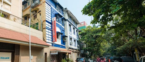 A street view with a building labeled 'KAYELL'S INN' and a 'House' sign.
