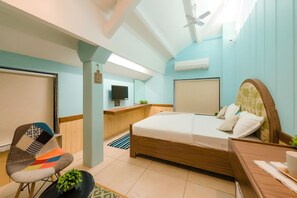 Una habitación de hotel moderna con una cama, un escritorio, una silla y un televisor.