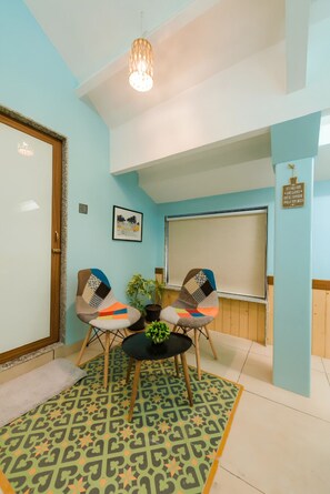 Deluxe Double Room | In-room dining