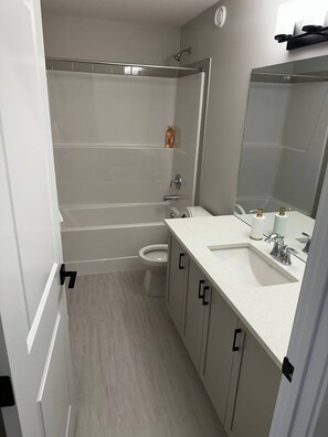 Un baño con bañera, inodoro y lavabo.