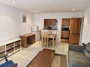 A compact living space with a kitchenette, a dining area, and a sofa. - Bright 2 BDR APT on Charlotte Quay Dublin (Dublin)