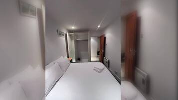 Iron/ironing board, Internet, bed sheets