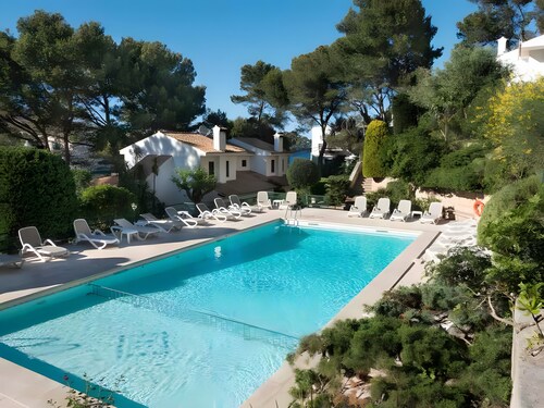 Beautiful House with Wi-Fi, Air Conditioning, and Pool in Exclusive Community