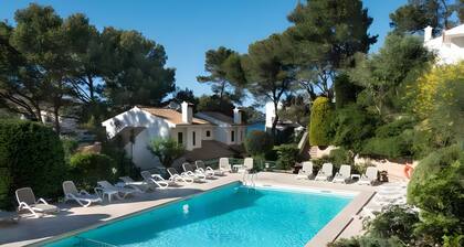 Beautiful House with Wi-Fi, Air Conditioning, and Pool in Exclusive Community