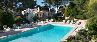 Beautiful House with Wi-Fi, Air Conditioning, and Pool in Exclusive Community