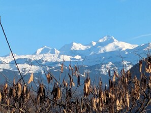 A mountainous landscape with snow-covered peaks and dry vegetation in the foreground. - Large T4 garden apartment in a renovated farmhouse in a peaceful village. (Mieussy)