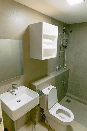 A bathroom with a sink, toilet, and shower. - Trival Misty Cottage Homestay @ Sri Indah Sandakan (Sandakan)