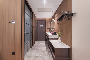 Edredón, cortinas blackout, wifi gratis y ropa de cama 