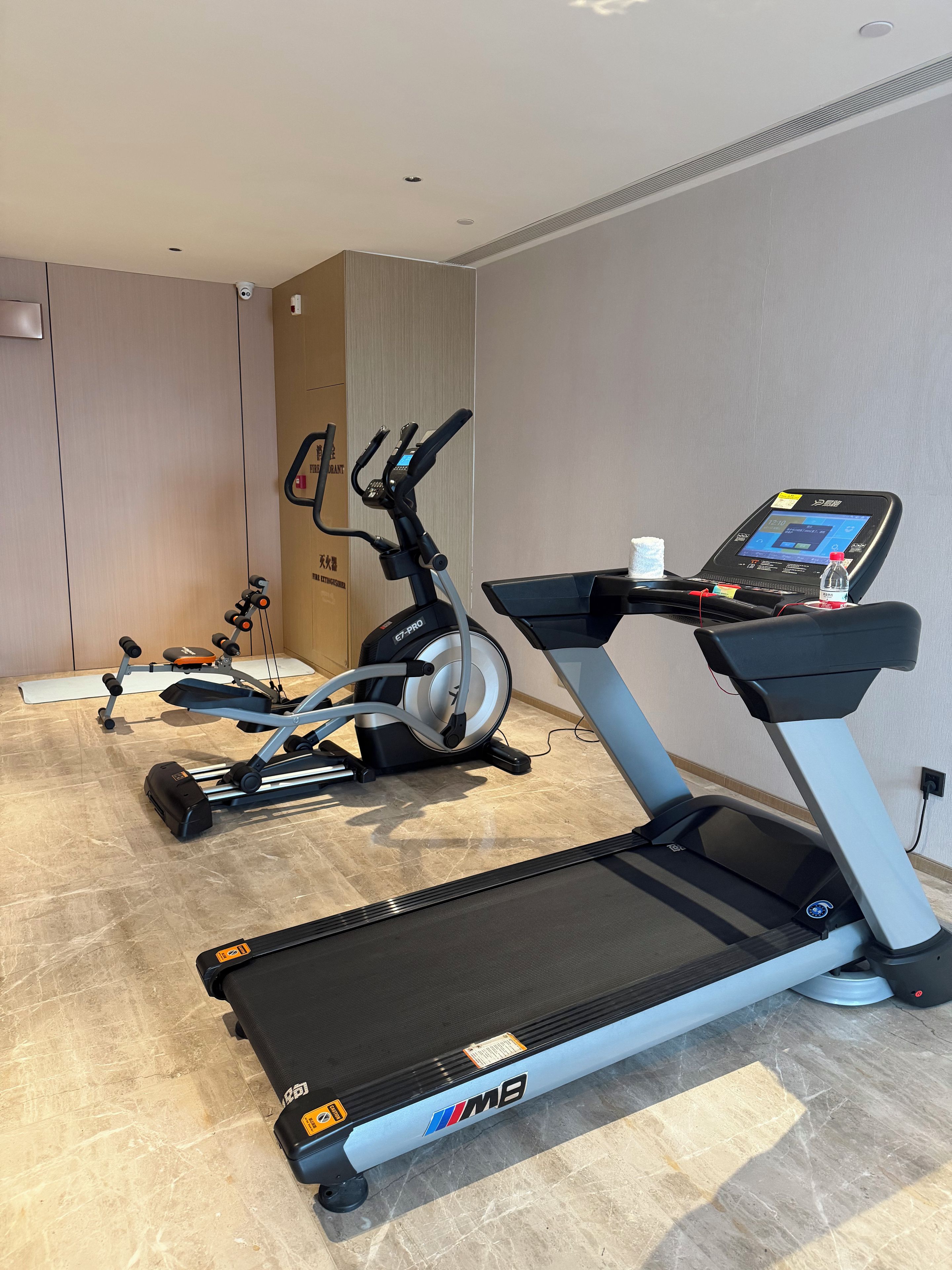 Academia com esteiras, elíptico e bicicleta ergométrica.