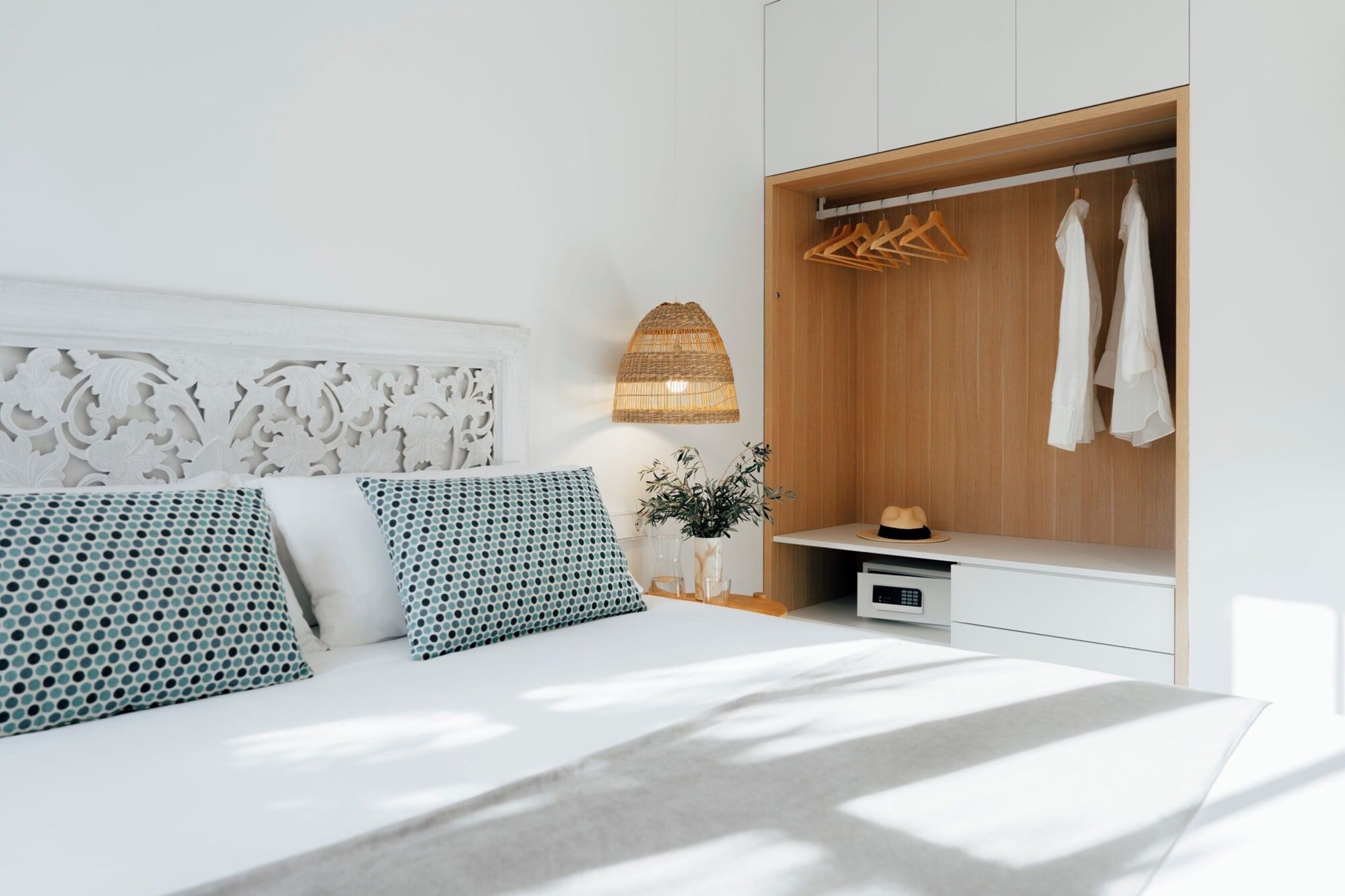 Een moderne slaapkamer met een bed, een kledingkast en een nachtkastje.