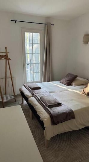 2 bedrooms - Barthelasse Getaway with a Pool (Avignon)