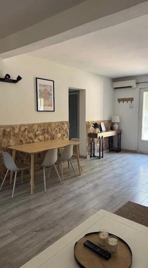 Dining - Barthelasse Getaway with a Pool (Avignon)