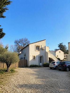 Exterior - Barthelasse Getaway with a Pool (Avignon)