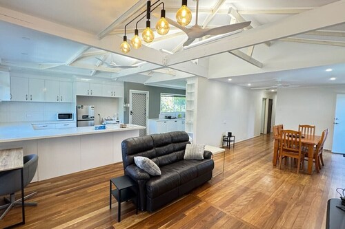 Pool house for BIG Groups with Free parking