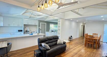 Pool house for BIG Groups with Free parking