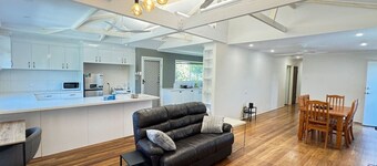 Pool house for BIG Groups with Free parking