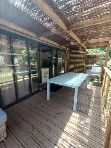 Chalet en bois de 35m2 avec 3 chambres et une terrasse de 17m2
