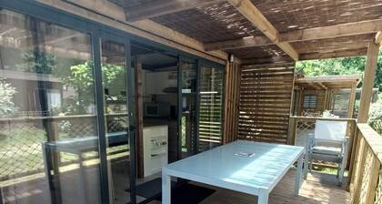 Chalet en bois de 35m2 avec 3 chambres et une terrasse de 17m2