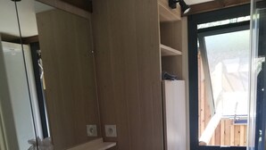 Un baño moderno con dos lavamanos, un espejo y un ventanal.