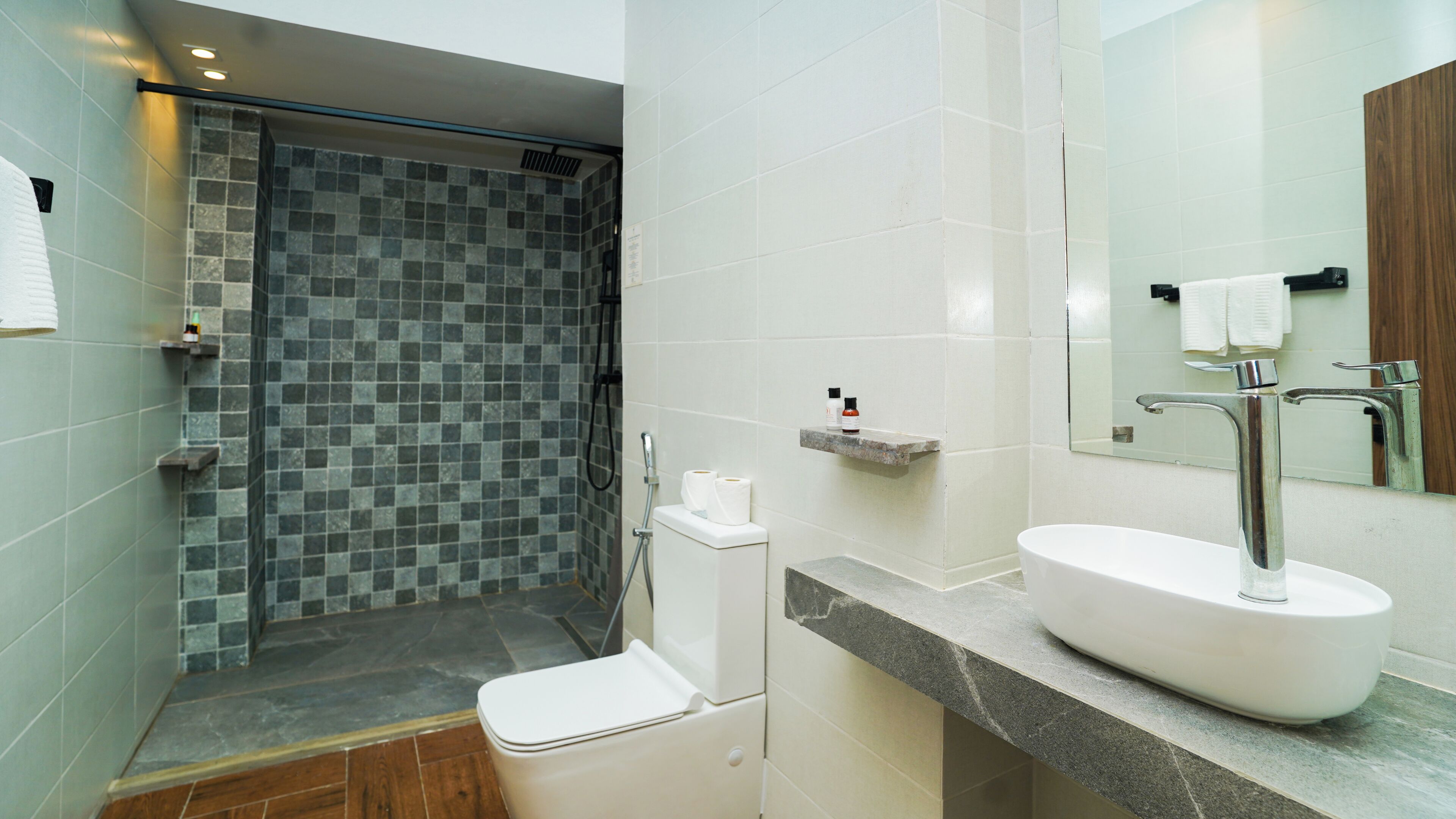 Handtücher, Seife, Shampoo, Toilettenpapier