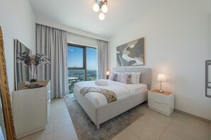 Ein modernes Schlafzimmer mit einem großen Bett, Nachttischen, einem Spiegel und Blick auf die Stadt.