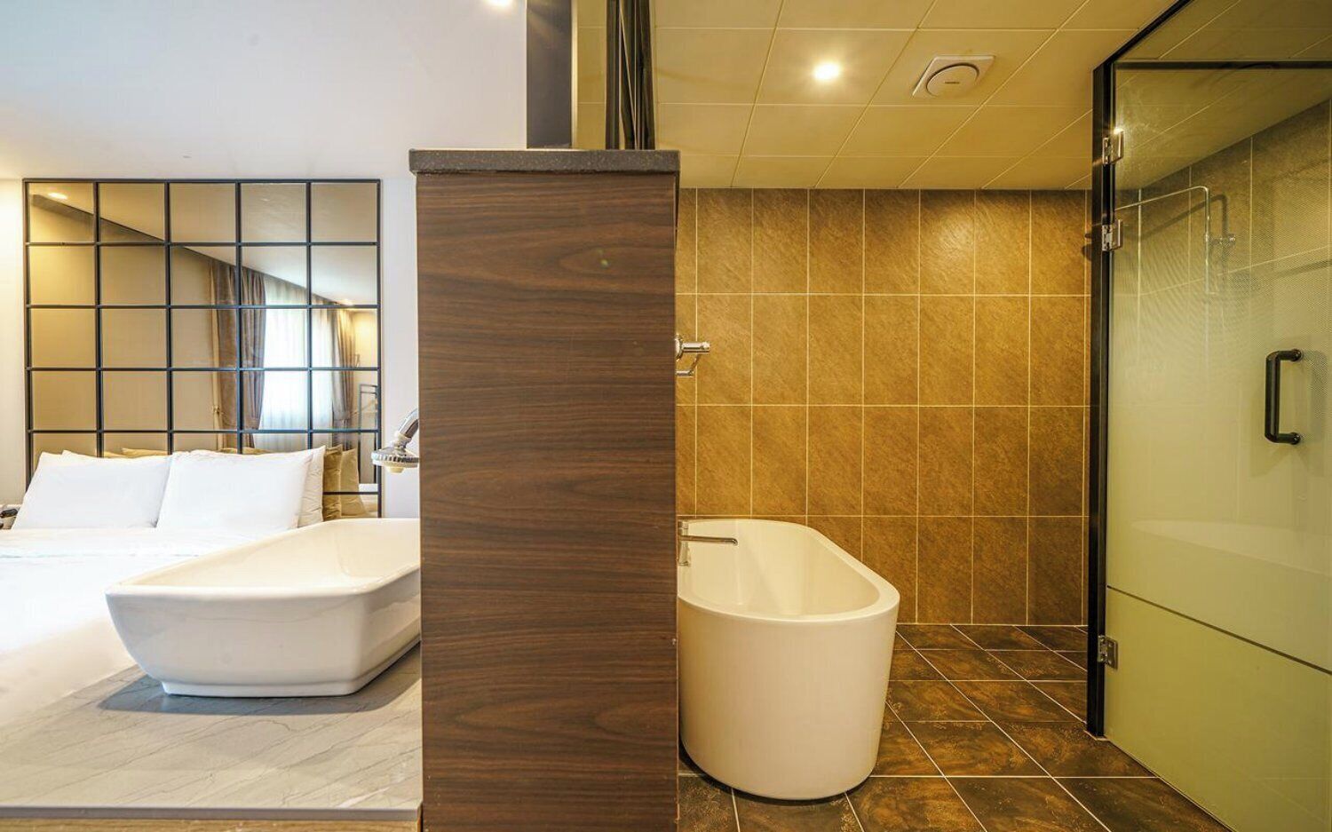 Standard | Bathroom | Hair dryer, towels, shampoo, toilet paper