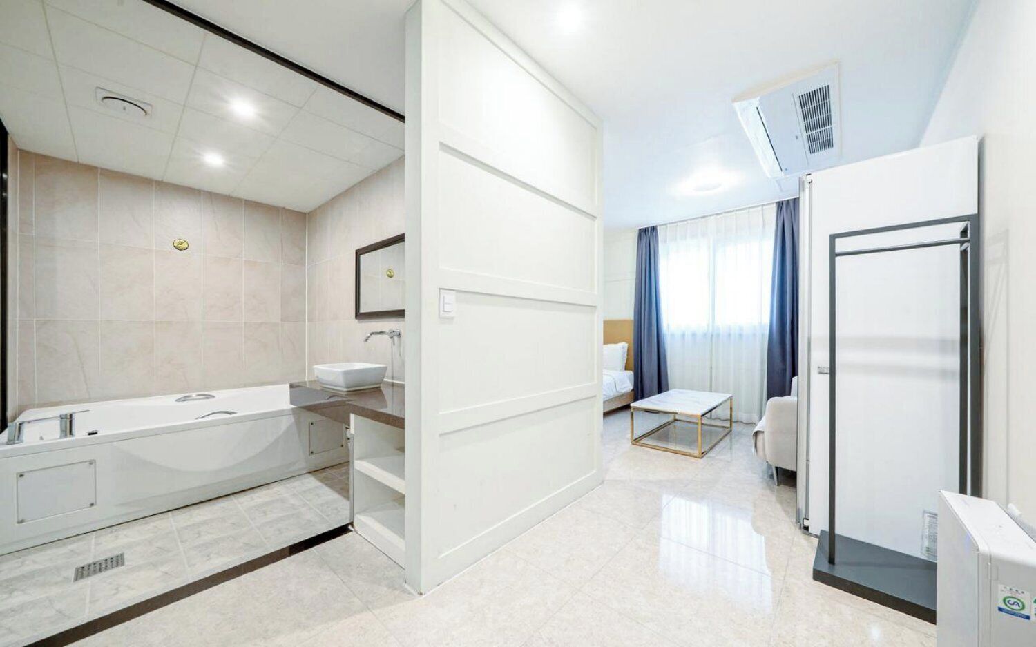 Un baño moderno con bañera, lavabo y espejo.
