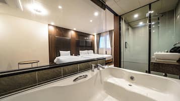 Hair dryer, towels, shampoo, toilet paper