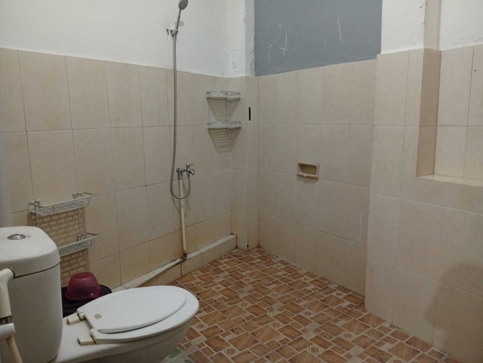 Kamar Standar | Kamar mandi | Handuk, sabun, sampo, dan tisu toilet